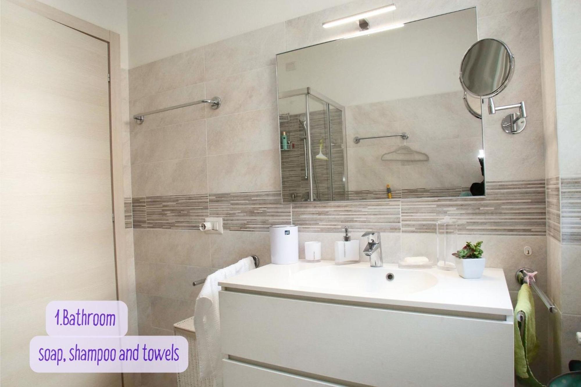 Panorama View, Pool & Garden, 2 Bathrooms, Kingsize & Single-beds, Fast Internet *